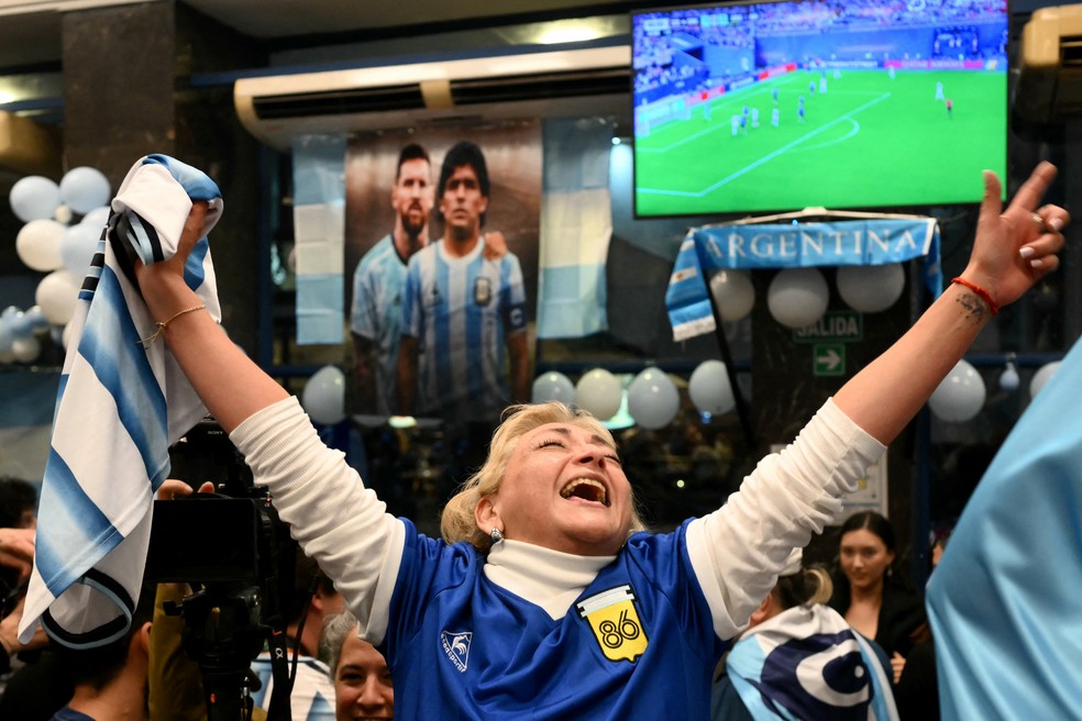 Torcedores da Argentina reagem enquanto assistem à partida da semifinal da Copa do Mundo da FIFA de 2026 entre Inglaterra e Argentina, em Buenos Aires, em 15 de julho de 2026 — Foto: Luis Robayo/AFP