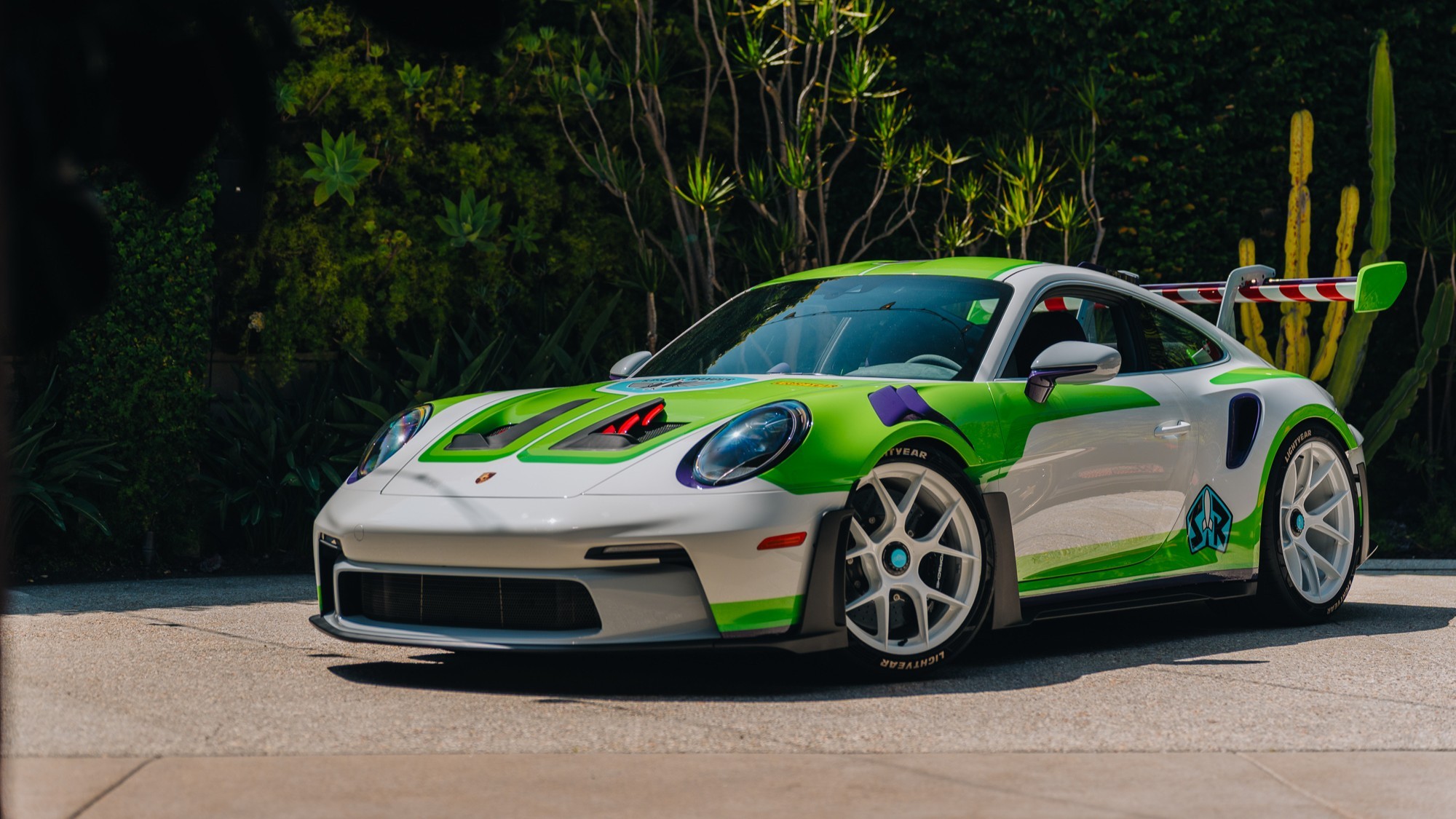 Porsche apresenta carros inspirados em Toy Story 5 no tapete vermelho do filme