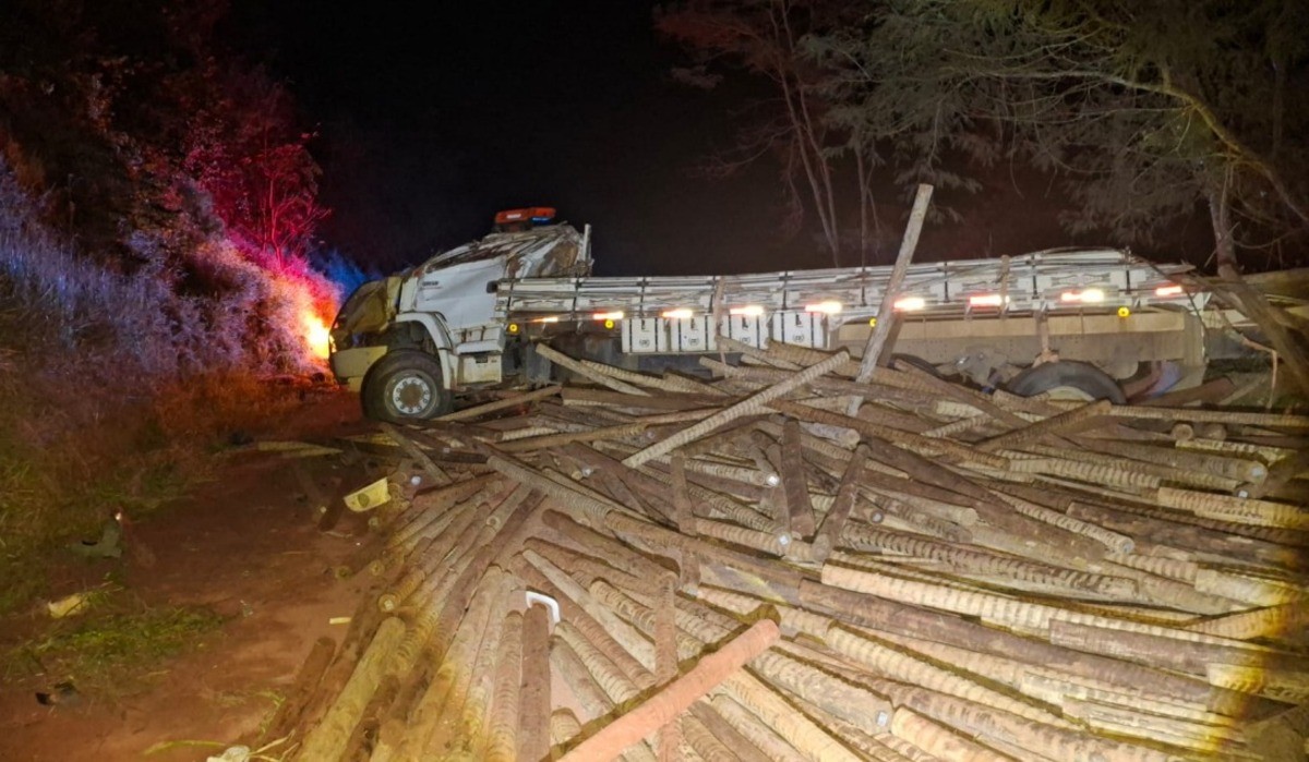 Três homens morrem e dois ficam feridos em acidente com caminhão de eucalipto na LMG-601 