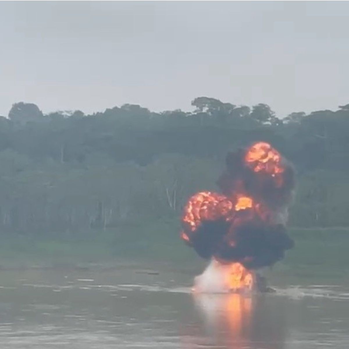 Vídeo mostra explosões durante destruição de dragas do garimpo ilegal no rio Madeira, em RO