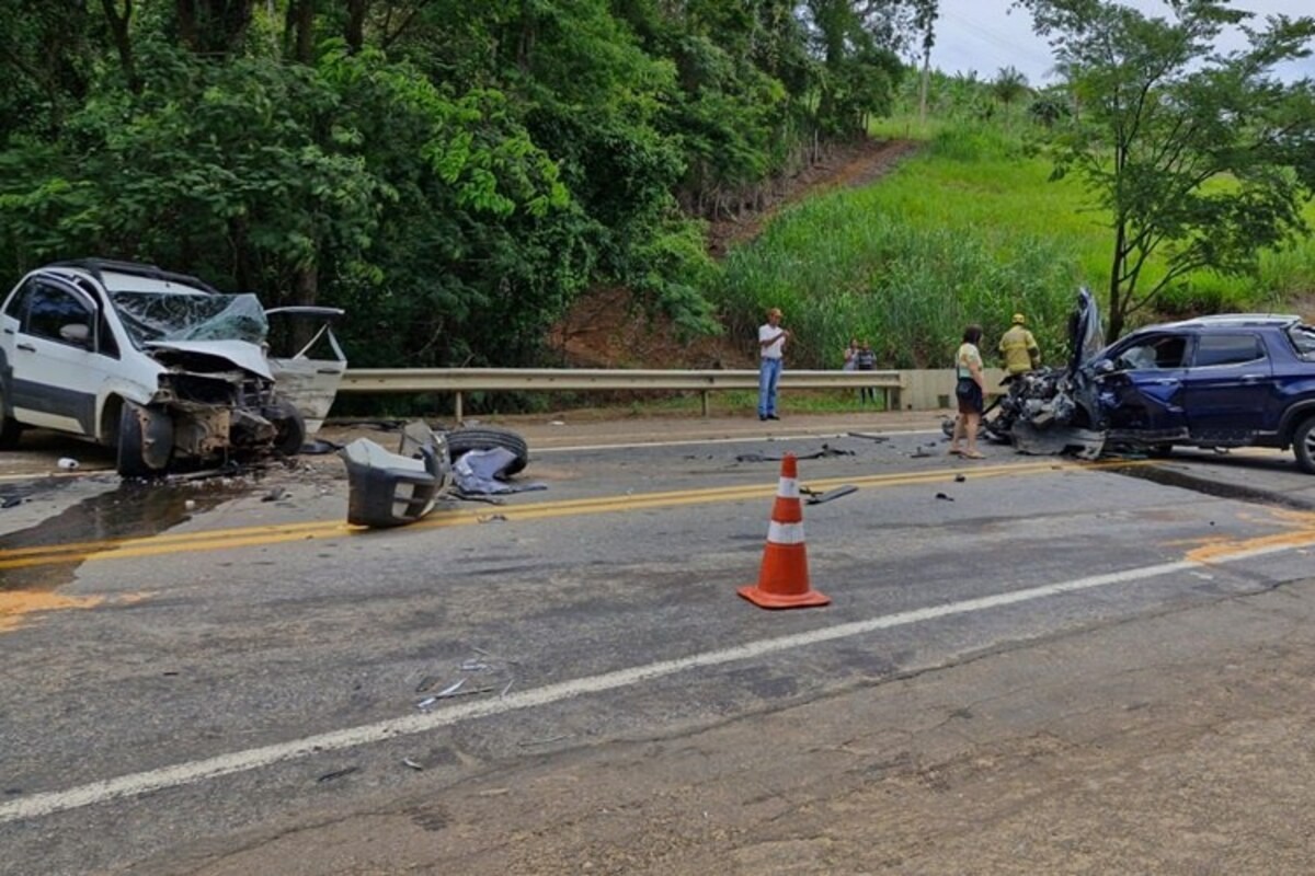 Seis pessoas ficam feridas em batida entre dois carros na BR-116