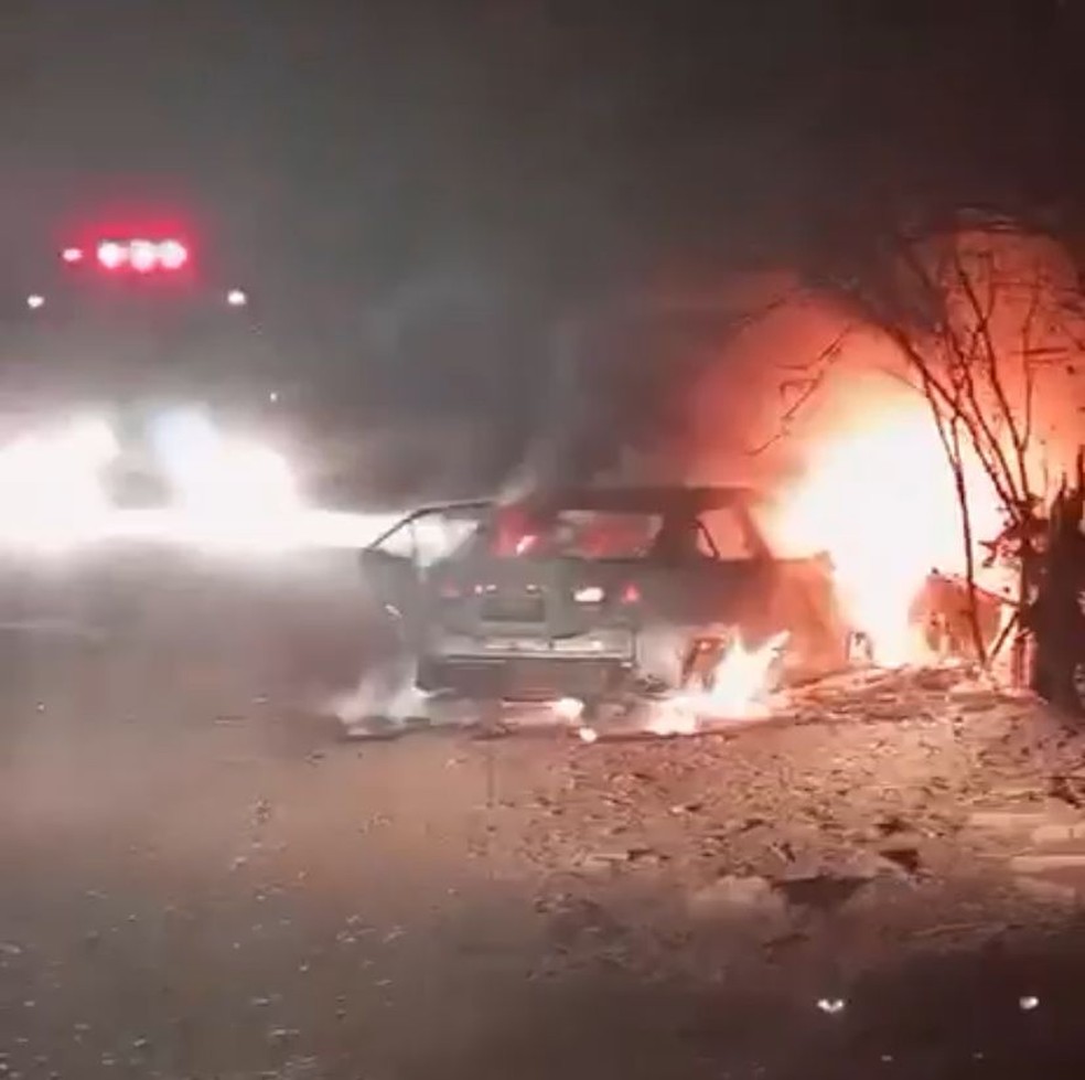 Carro foi incendiado pelos assaltantes no bairro Papôco. Bombeiros apagaram as chamas, mas o veículo ficou completamente destruído. — Foto: Foto: Reprodução