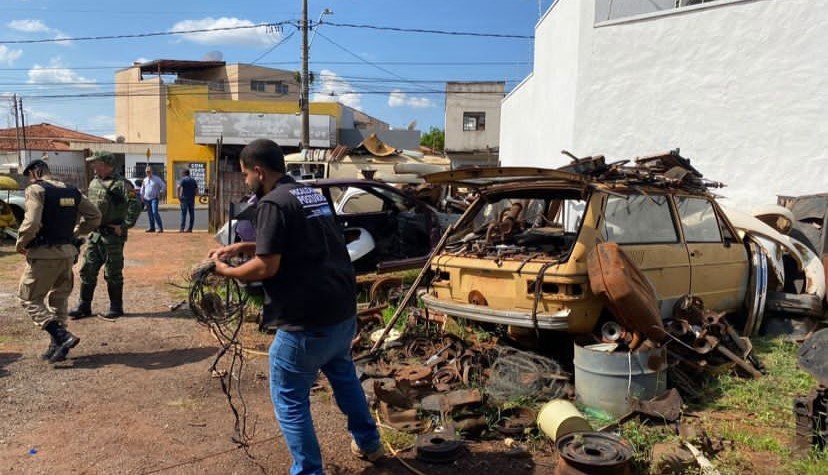 Fiscalização termina com mais de 100 kg de fios apreendidos, R$ 37 mil em multas e uma pessoa presa por receptação em Uberlândia