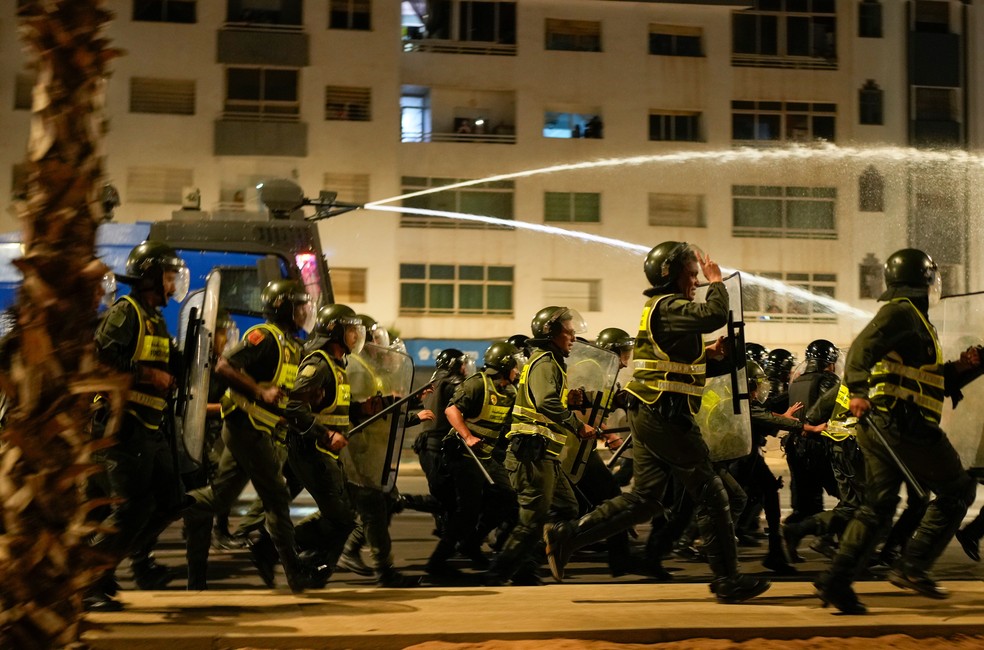 Polícia dispersa multidão em protesto de rua da Geração Z contra o governo em Salé, em Marrocos, em 1° de outubro de 2025. — Foto: AP Photo/Mosa'ab Elshamy
