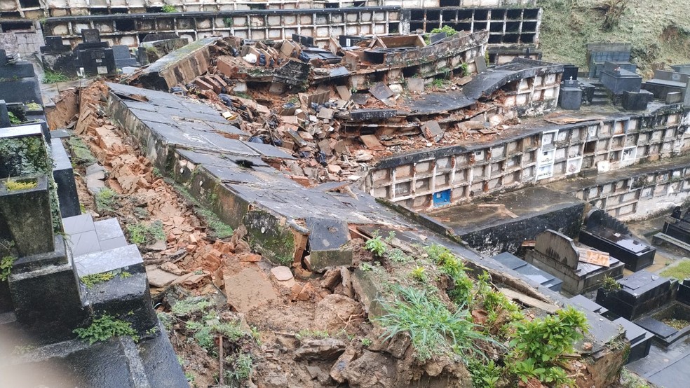 Parte do cemitério desabou no Centro de Petrópolis durante a chuva — Foto: Reprodução redes sociais