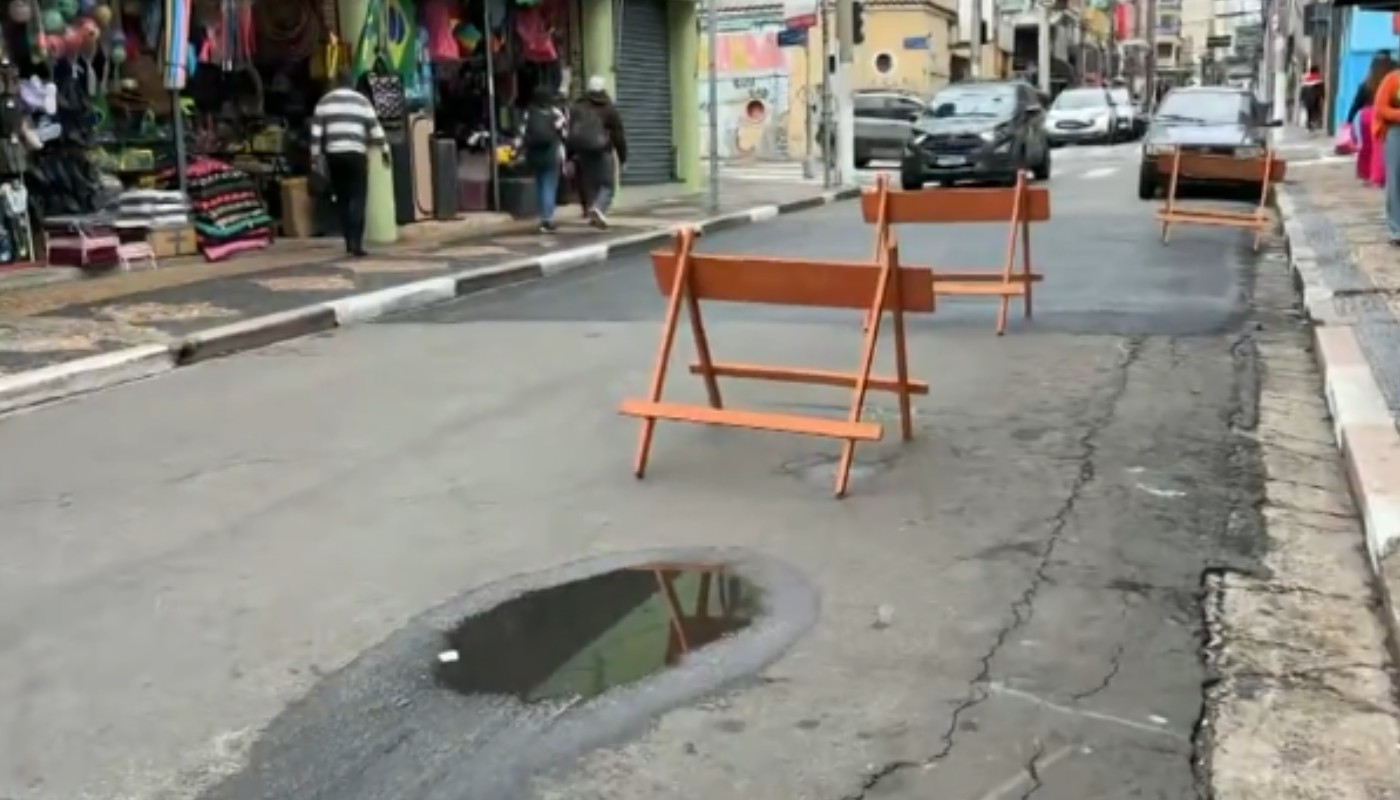 Asfalto afunda e Rua Barão de Jaguara é interditada em Campinas