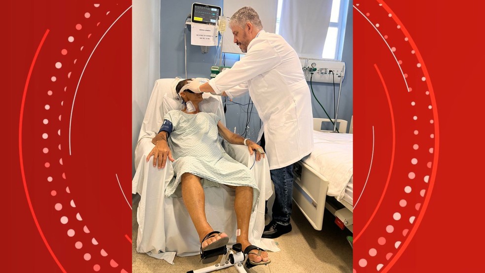 Caminhoneiro Edésio Lovatti, 59 anos, simulou pedalada com gameterapia sob orientação do fisioterapeuta Richardson Camilo no Hospital Santa Casa de Misericórdia de Vitória, Espírito Santo — Foto: Arquivo Pessoal