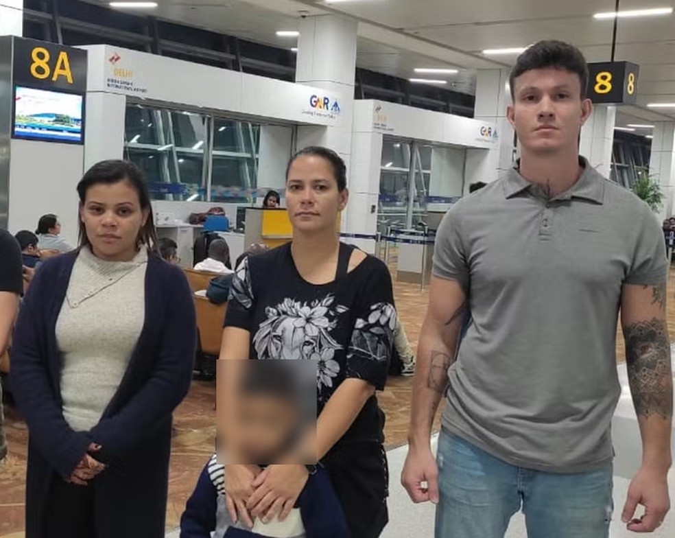 Angélica ao lado do filho e da família em retorno ao Brasil — Foto: Arquivo pessoal