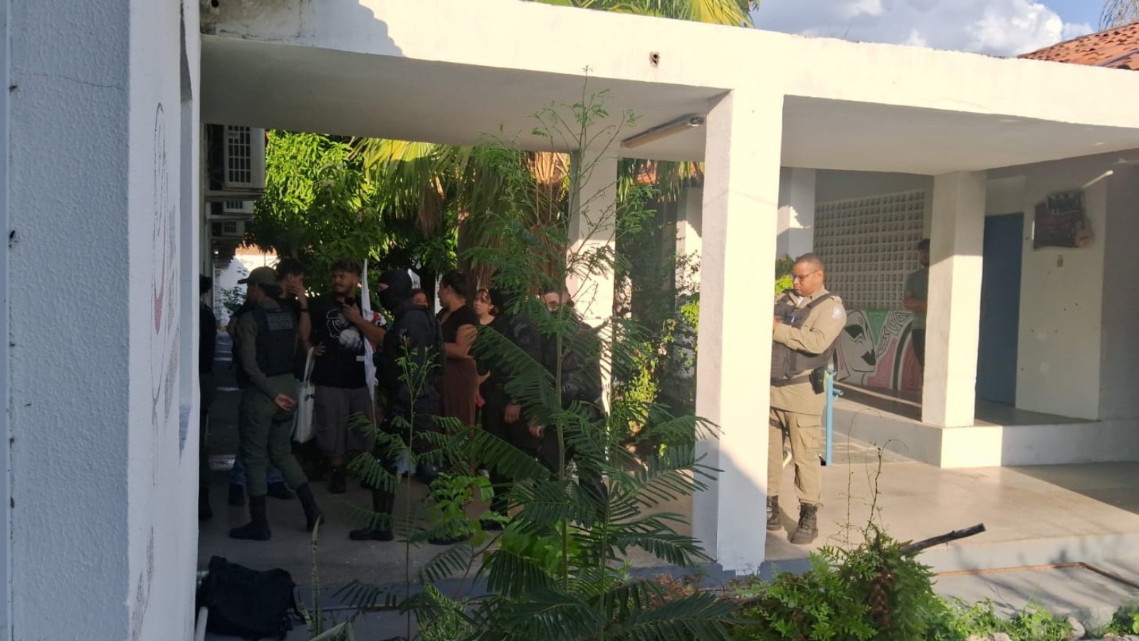 Estudantes são detidos durante reunião em escola de teatro em Teresina