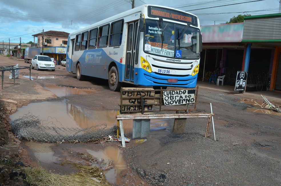 via-esburacada-plascas-de-protesto-onibus-sujo-em-bairro-da-periferia