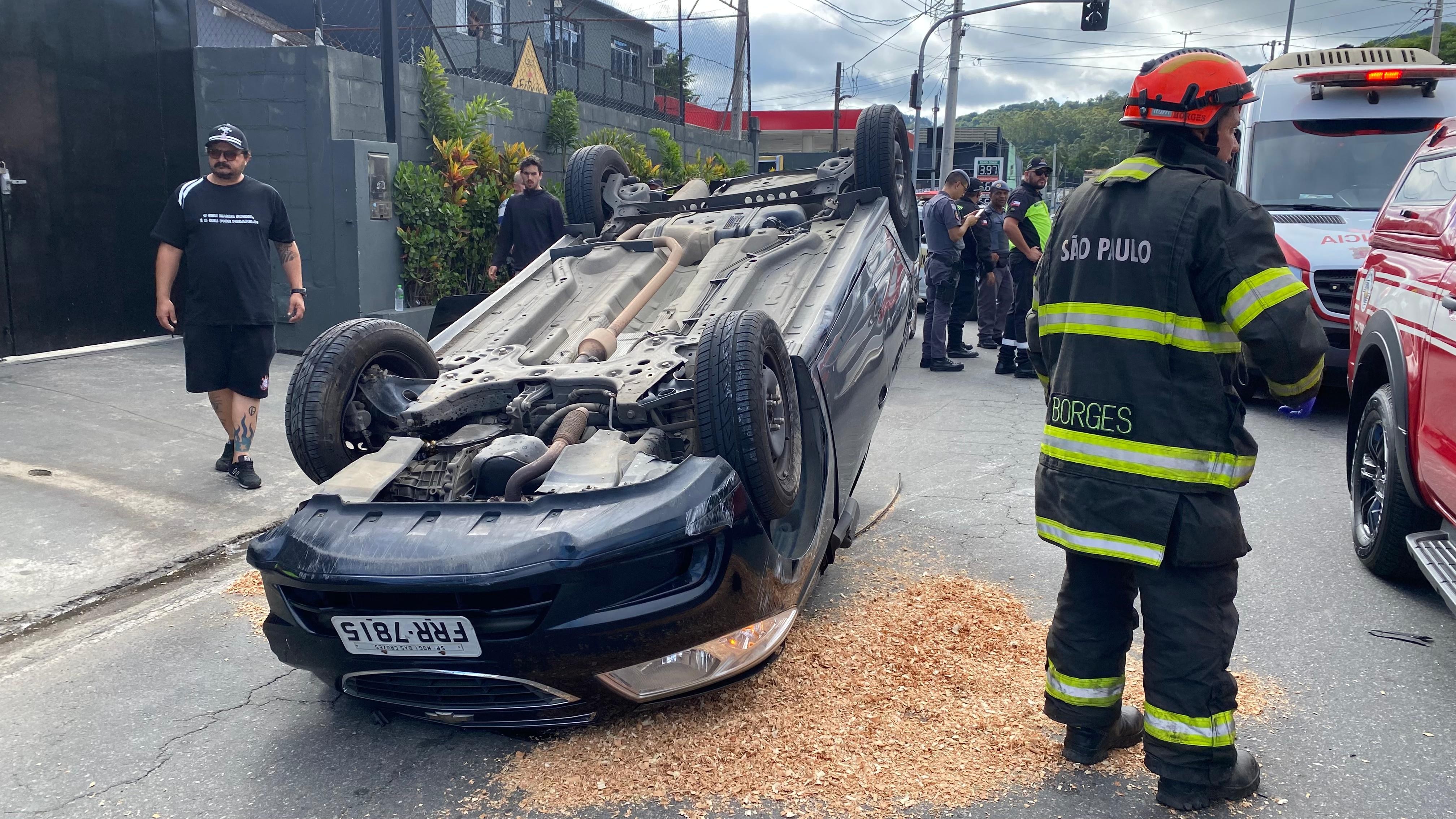 Carro capota em avenida de Mogi das Cruzes após motorista ter mal súbito e bater em árvore