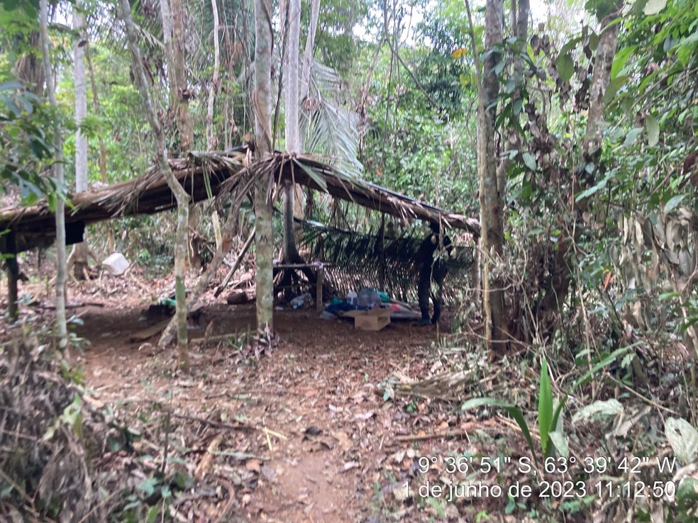 Barracos encontrados em área de invasão na Flona Bom Futuro — Foto: Sesdec/Divulgação