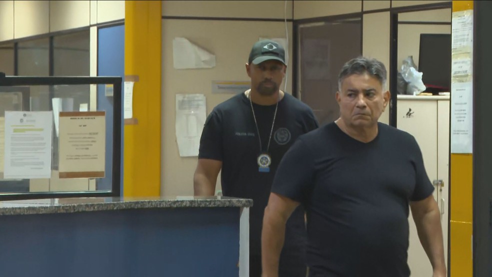Delegado da PF investigado no caso Marielle é preso suspeito de tentar furtar R$ 500 em produtos em supermercado da Barra da Tijuca — Foto: Reprodução/TV Globo