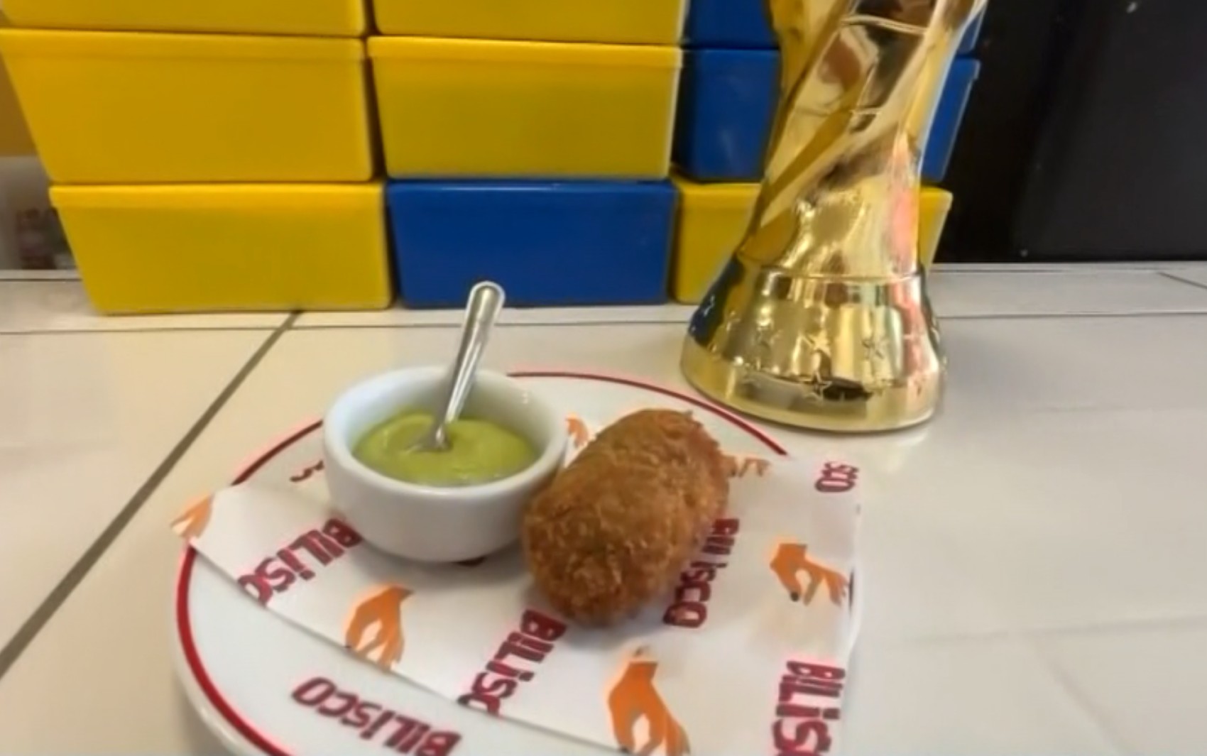 Bar aposta em bolinhos inspirados na Copa para atrair clientes em Pouso Alegre, no Sul de Minas 