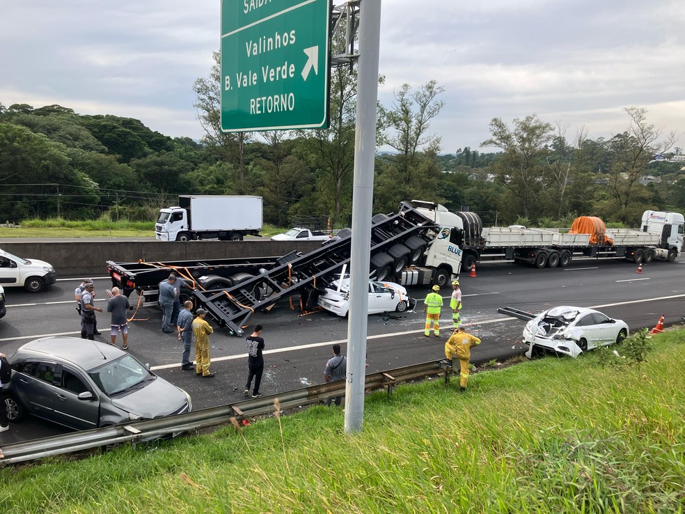 Acidente entre uma carreta e três carros causa congetionamento na Rodovia Anhanguera (SP-330) — Foto: Victor Hugo Bittencourt/EPTV