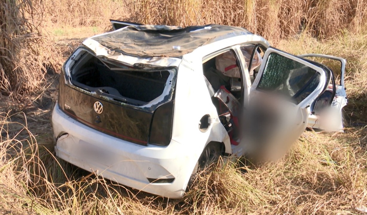 Dois jovens morrem e uma pessoa fica ferida após carro capotar no oeste da Bahia