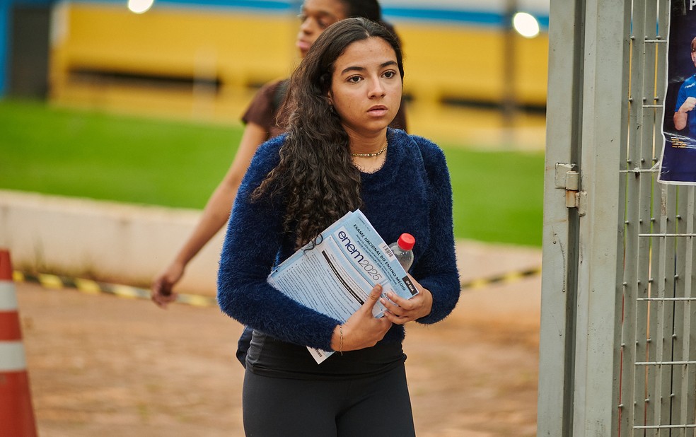 ENEM 2025 - DOMINGO (16) – RIBEIRÃO PRETO (SP) – Estudante carrega caderno de prova na saída da Unip — Foto: Érico Andrade/g1