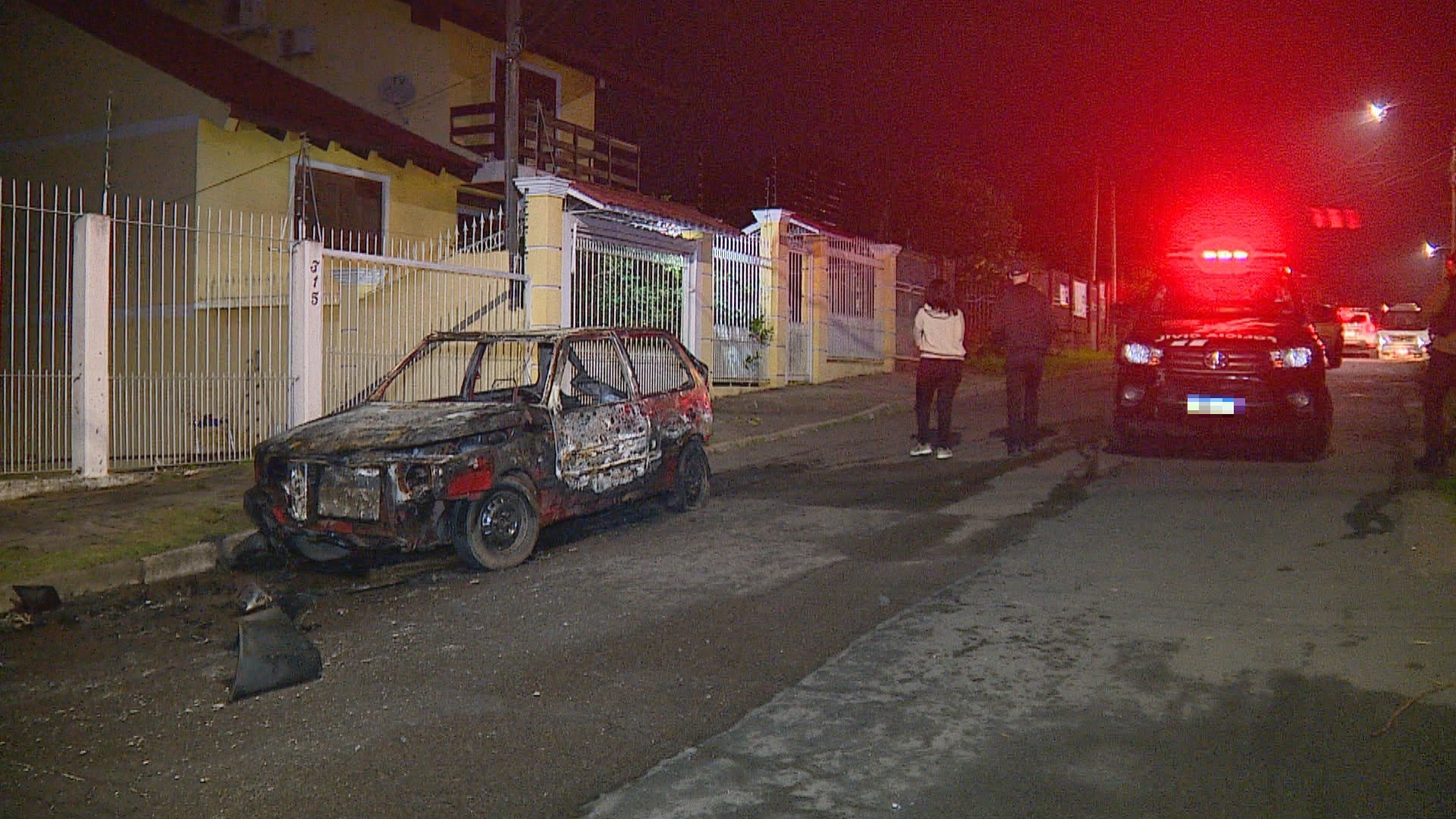 Corpo é encontrado no porta-malas de carro após veículo ser incendiado em Porto Alegre