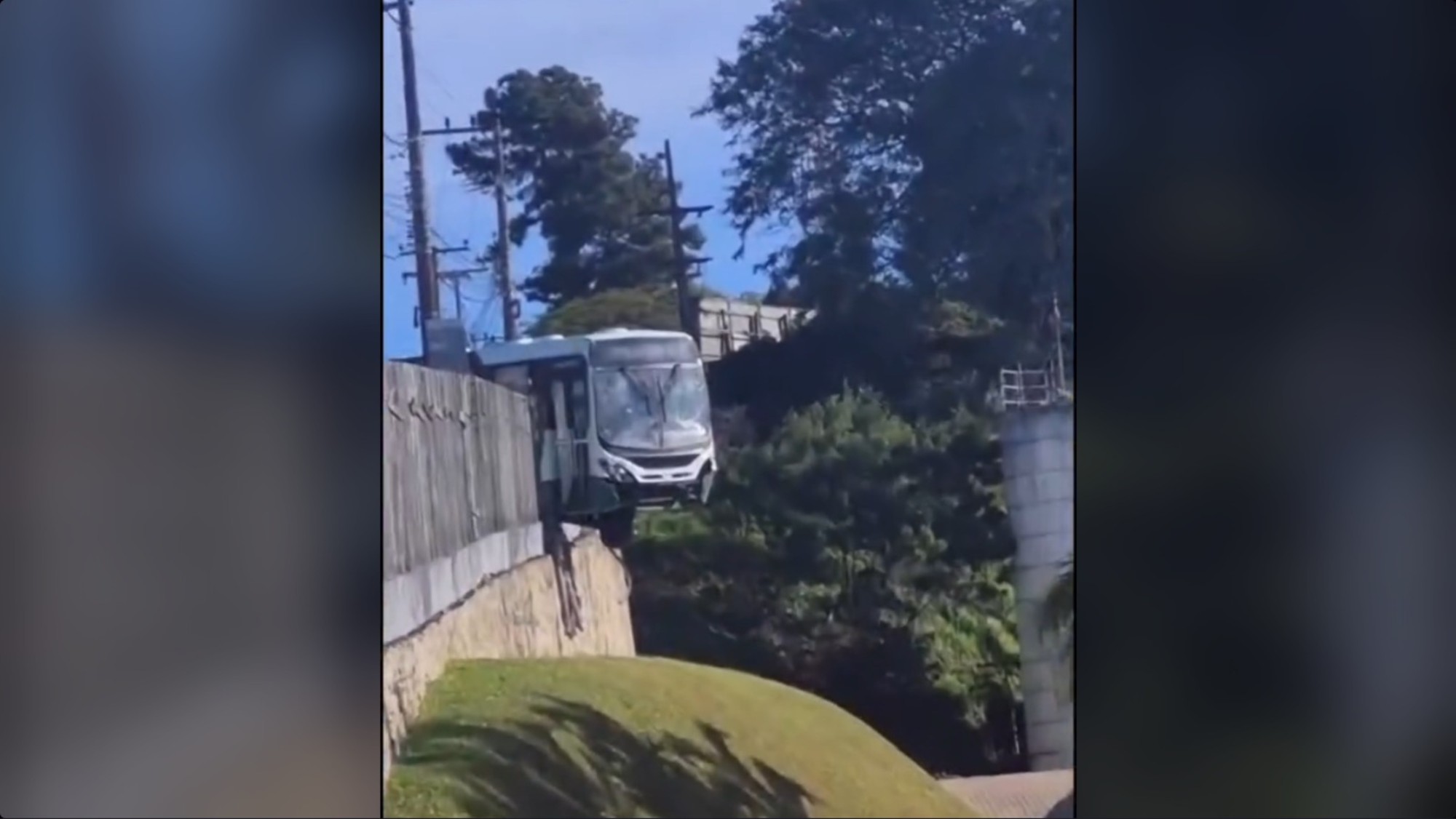 VÍDEO: Ônibus fica pendurado em canto de avenida após confusão em Florianópolis