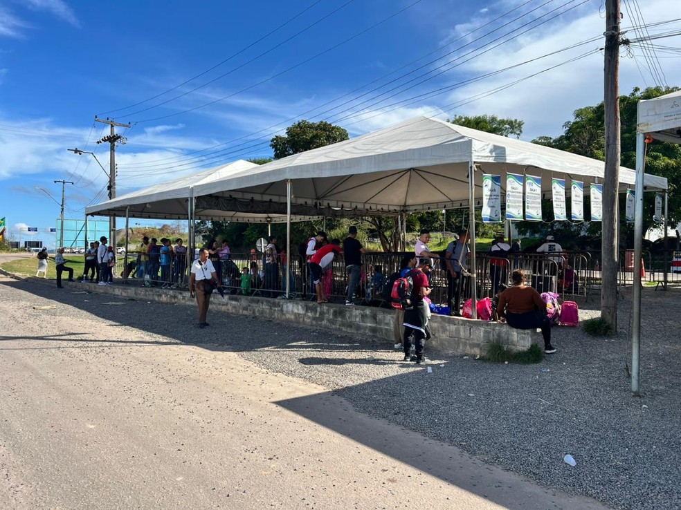 Fila para atendimento na fronteira do Brasil com a Venezuela, no dia 7 de janeiro de 2026 — Foto: Caíque Rodrigues/g1 RR