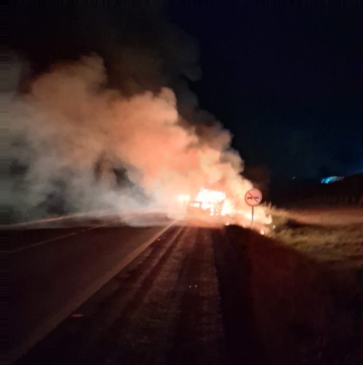 Duas pessoas morrem em acidente entre carro e caminhão na BR-393, em Vassouras 