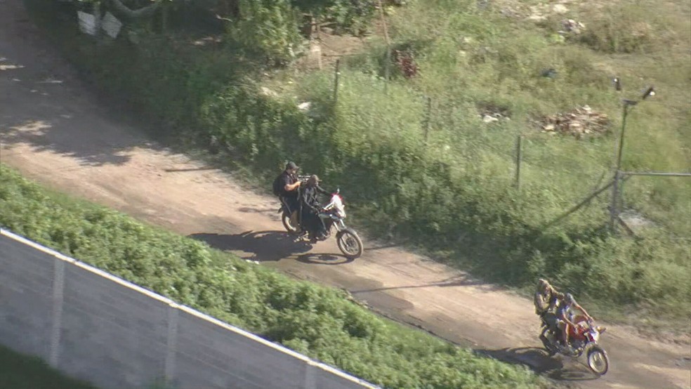 Bandidos em motos no bairro Jardim Catarina, em São Gonçalo — Foto: Reprodução/ TV Globo