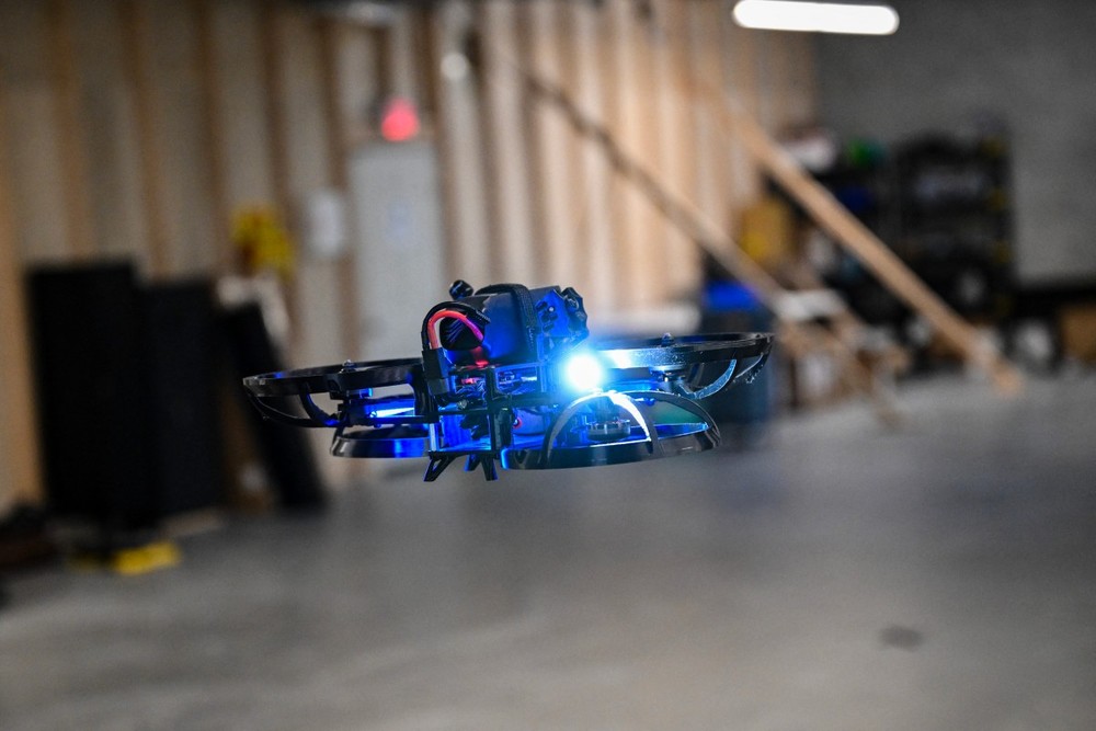 Empresa desenvolve sistema de drones para neutralizar atiradores em escolas dos Estados Unidos