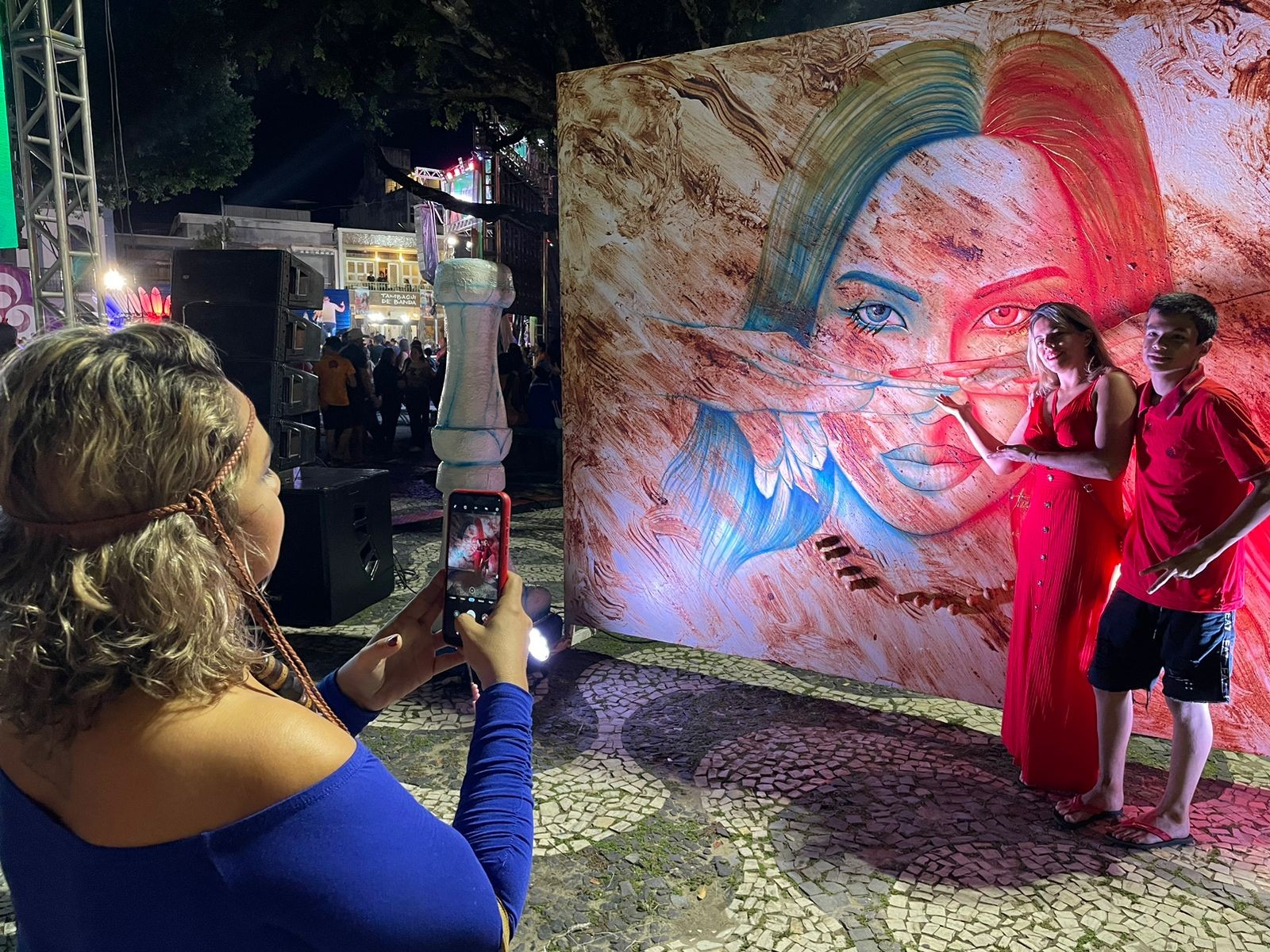 Quadros em homenagem à Isabelle Nogueira são sucesso na 'Festa da Cunhã', em Manaus