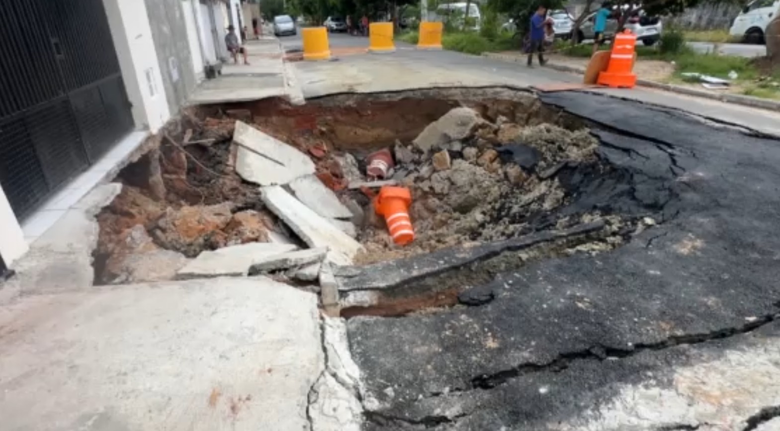 Segunda casa é interditada após nova cratera se abrir no bairro Jardim Mourisco, em Taubaté