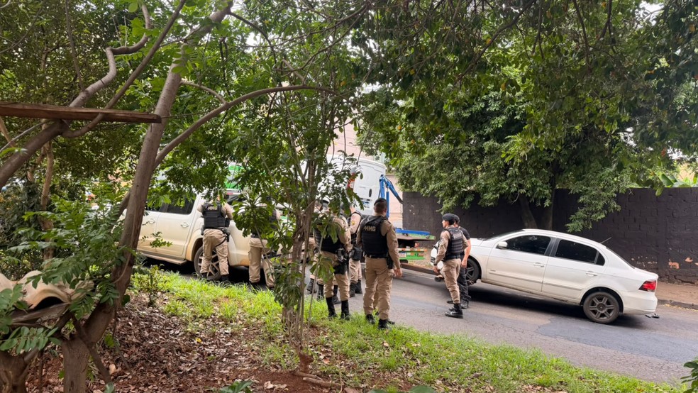 Tr&ecirc;s pessoas foram presas no local &mdash; Foto: Arc&ecirc;nio Corr&ecirc;a/TV Integra&ccedil;&atilde;o