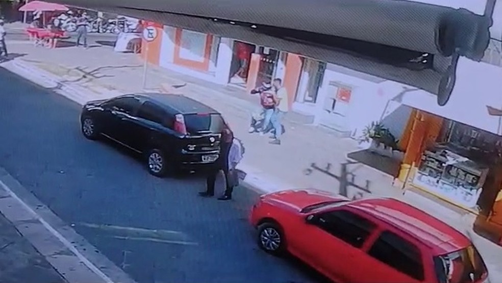 Criminoso rouba malote de dinheiro de funcionário na porta de banco em Teresina — Foto: Reprodução