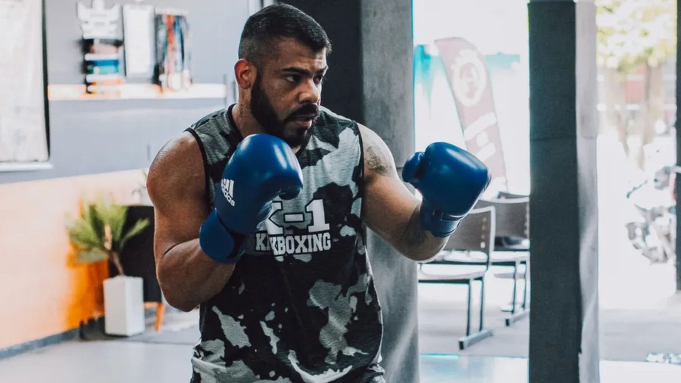 O professor de luta Kindermann Oliveira Novaes, de 33 anos, foi preso em flagrante suspeito de produzir anabolizante em um laboratório clandestino no Espírito Santo — Foto: Reprodução/ Redes Sociais