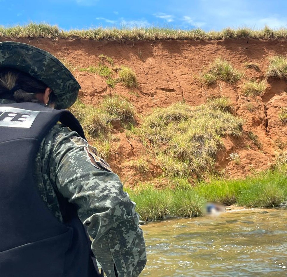 Corpo de idoso foi encontrado no Rio Paraná, em Presidente Epitácio (SP) — Foto: Polícia Militar Ambiental