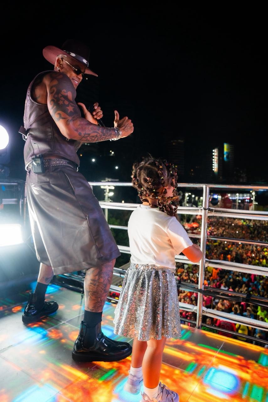 VÍDEO: Filha de Léo Santana e Lore Improta encanta foliões ao dançar no trio do pai durante carnaval de Salvador