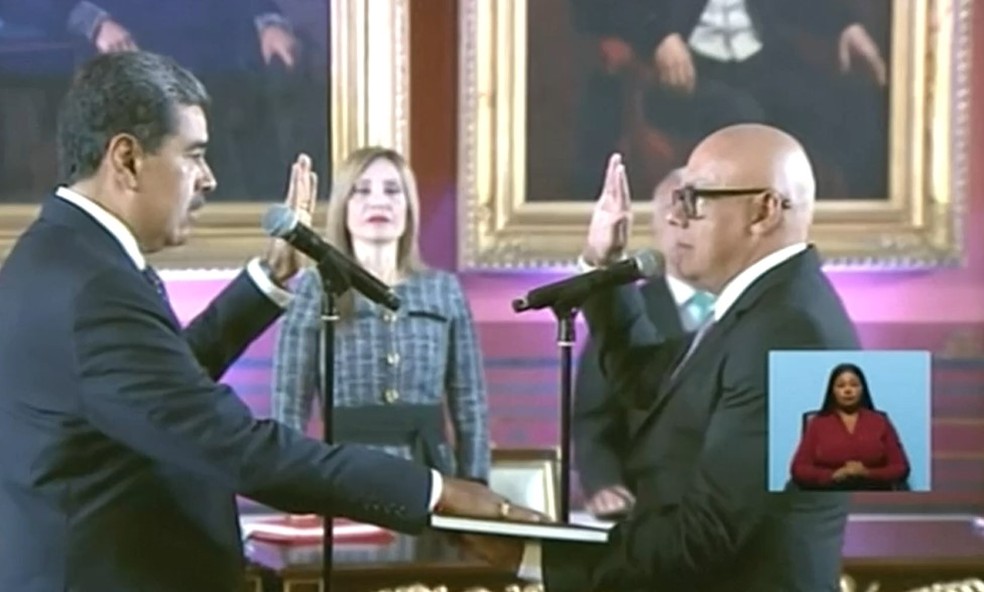 Nicolás Maduro faz juramento durante cerimônia de posse para terceiro mandato à Presidência da Venezuela — Foto: Reprodução