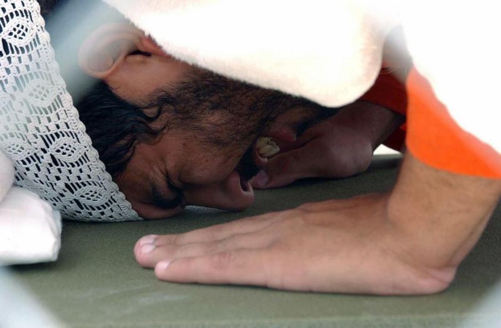 Os prisioneiros passavam grande parte do tempo rezando, como Yasser Esam Hamdi, o segundo americano capturado após os ataques de 11 de Setembro de 2001. — Foto: SHAWN P. EKLUND/USN via BBC