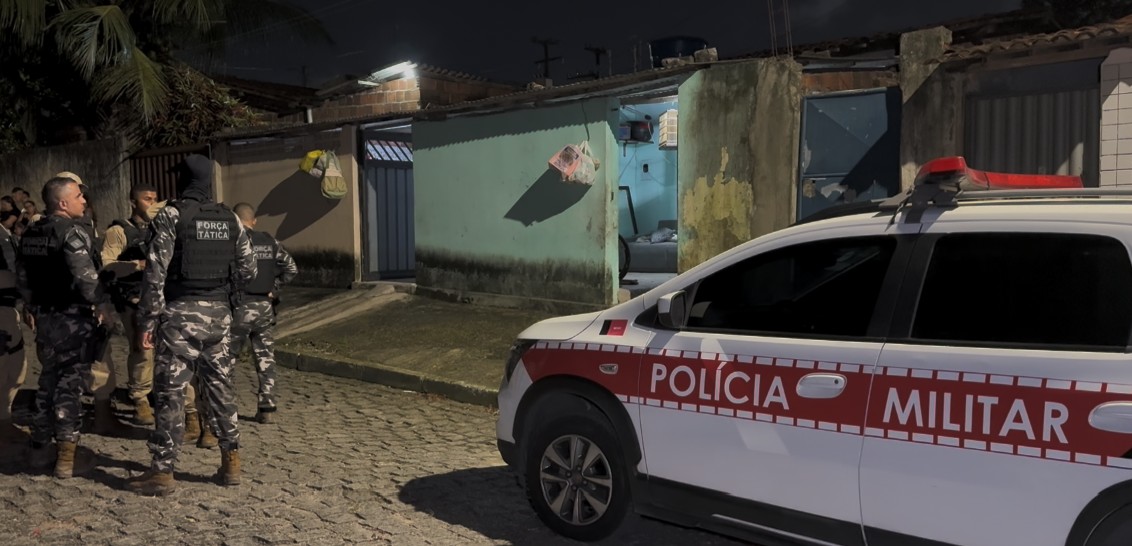 Dois homens são mortos a tiros dentro de casas vizinhas, em João Pessoa