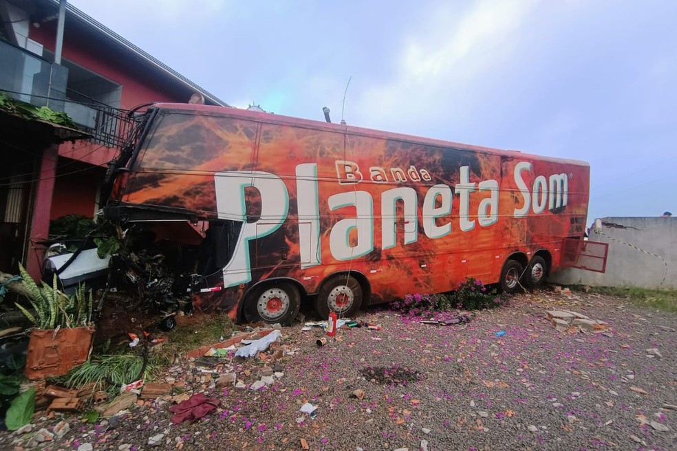 Uma pessoa morre e sete ficam feridas após carro bater de frente com ônibus de banda do SC que voltava de show no PR