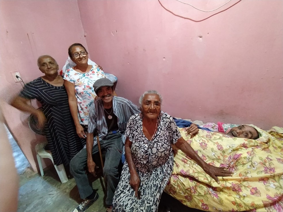Homem reencontrou os parentes em Juazeiro do Norte após ficar mais de 30 anos sem contato. — Foto: Defensoria Pública do Ceará/ Divulgação