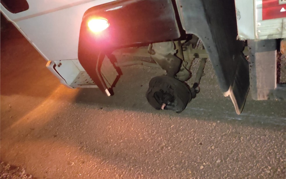 Roda de caminhão se desprendeu e causou acidente na BR-060, em Cezarina — Foto: Divulgação/PRF-GO