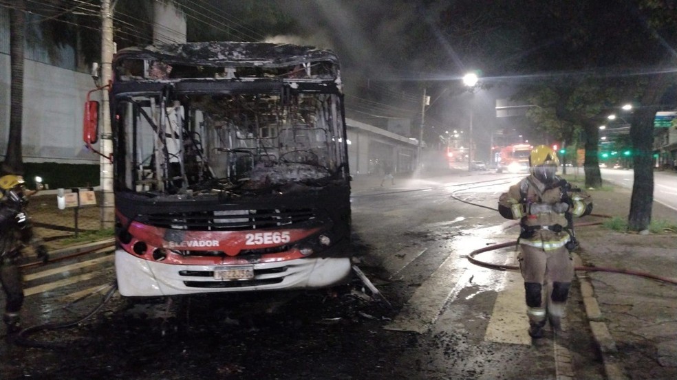 Coletivo já estava totalmente queimado quando equipes de bombeiros chegaram — Foto: Divulgação/CBMMG