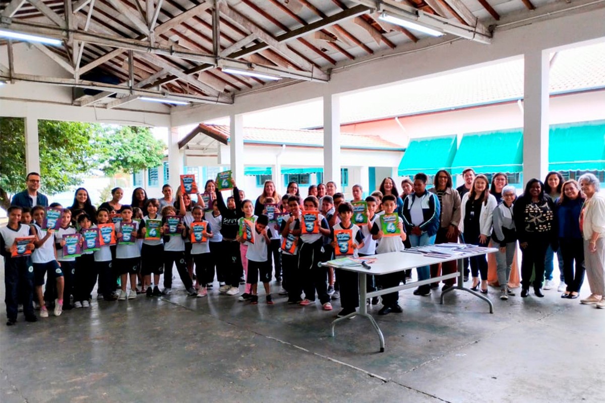 Pinda entrega livros de inglês para alunos do 1º ao 5º ano da rede