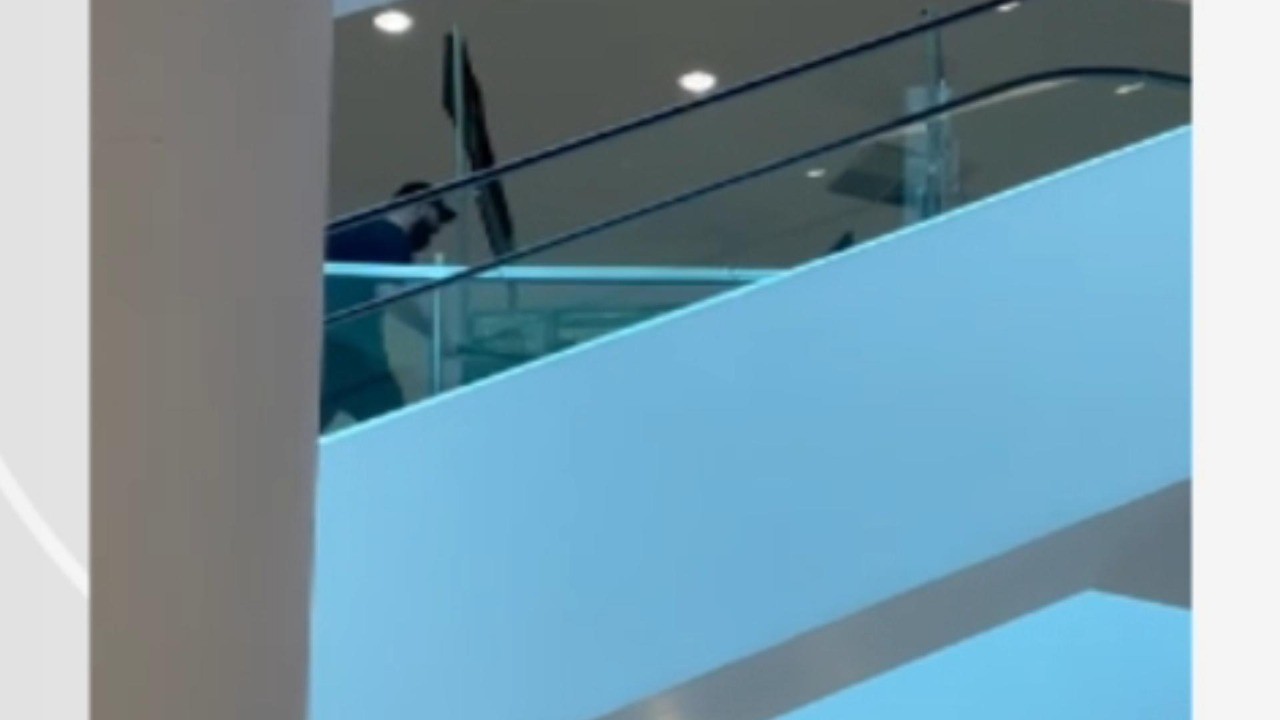 VÍDEO: Cobrando dívida, homem destrói quiosque de shopping com facão em Curitiba