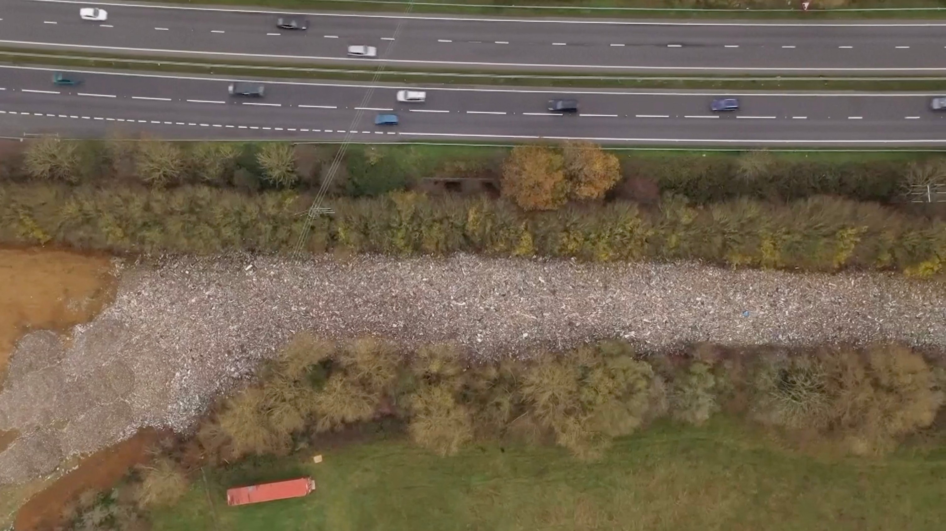 Visível do espaço: montanha de lixo às margens de rio causa indignação no Reino Unido