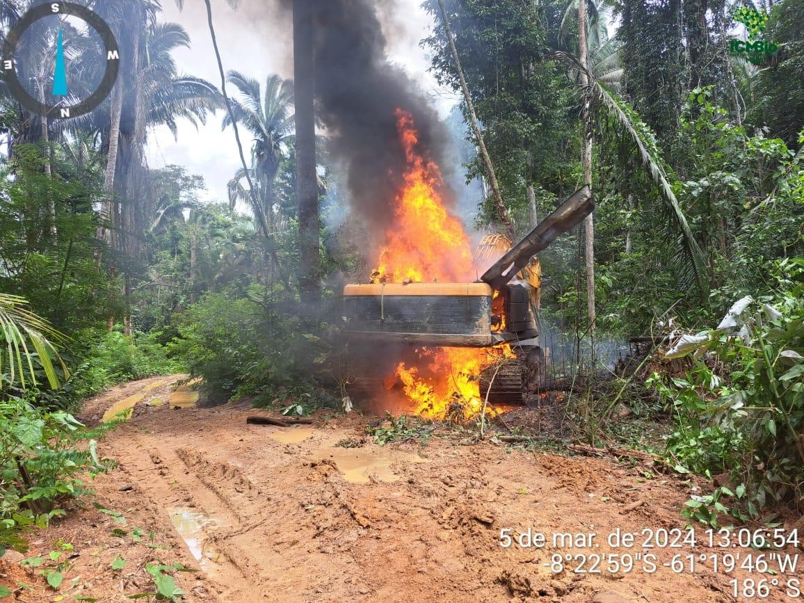 Operação fecha 9 garimpos ilegais, destrói escavadeiras, motores e até caminhão no Sul do Amazonas     