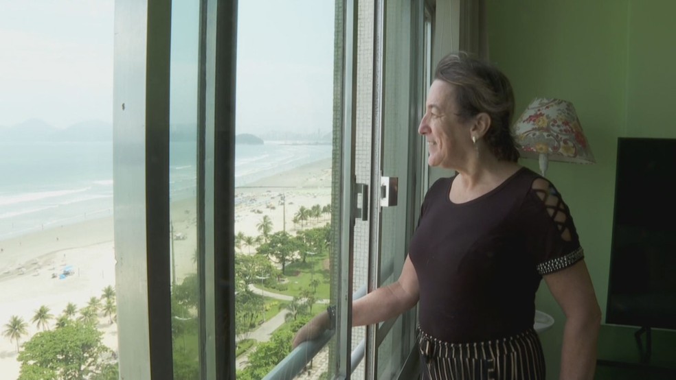 Maria Isabel disse que ter uma vista de frente ao mar é o ponto positivo em morar no prédio torto — Foto: Reprodução/TV Tribuna