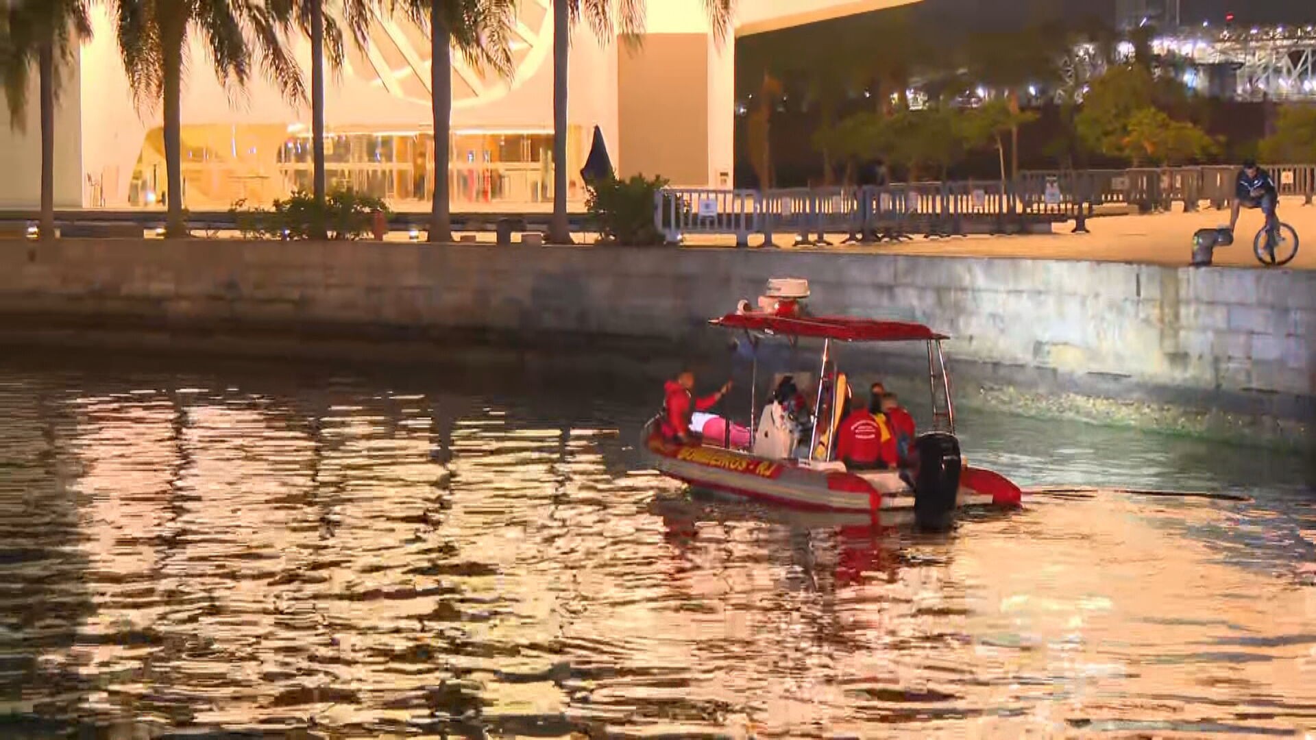 Carro cai na Baía de Guanabara, e motorista está desaparecido