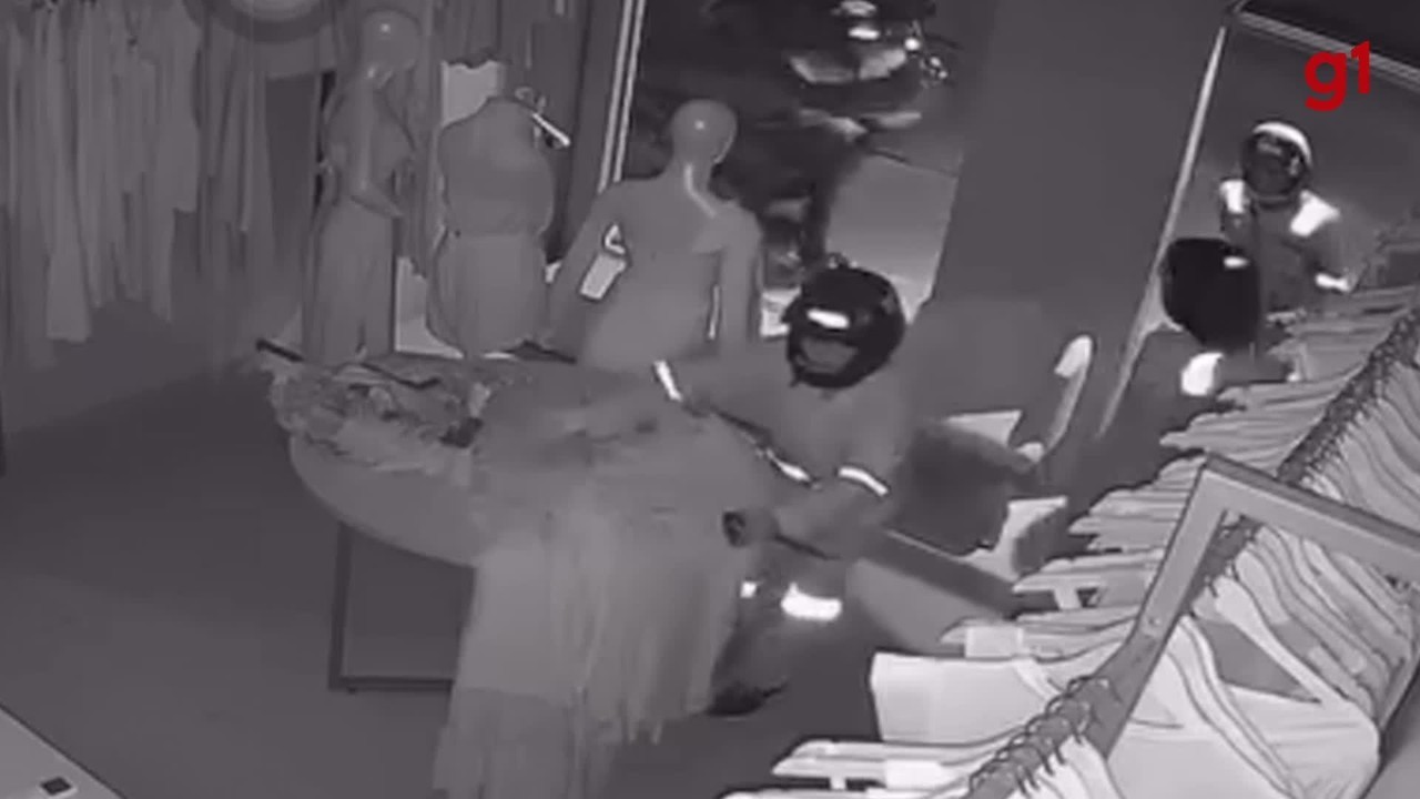 Vídeo mostra momento em que grupo arromba loja e furta roupas em Porto Velho