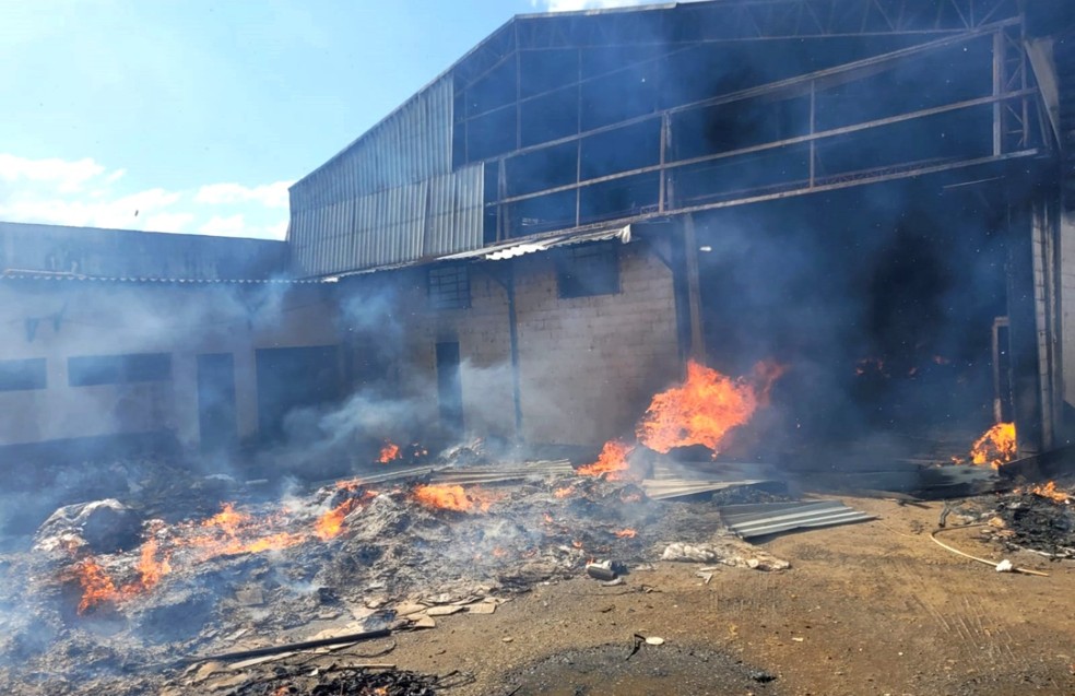 Bombeiros apagam incêndio em esteira de metalúrgica, em Conselheiro Lafaiete, Minas Gerais