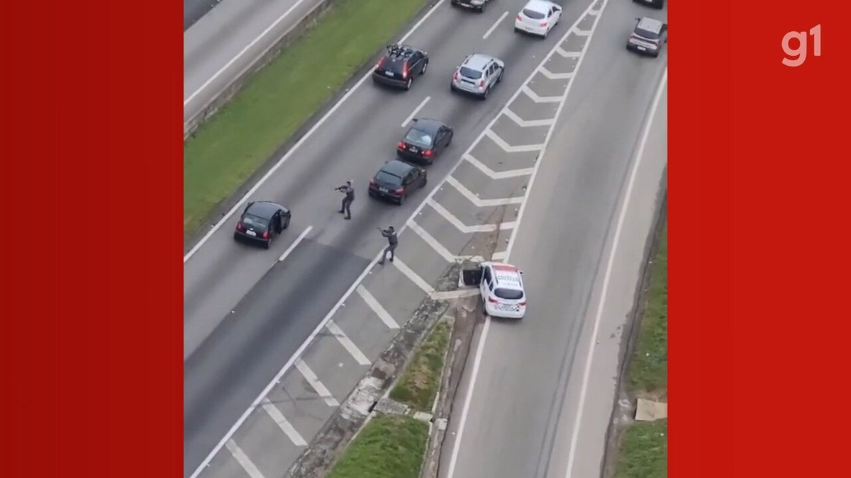 VÍDEO Policiais armados param trânsito na Dutra após roubo de carro em